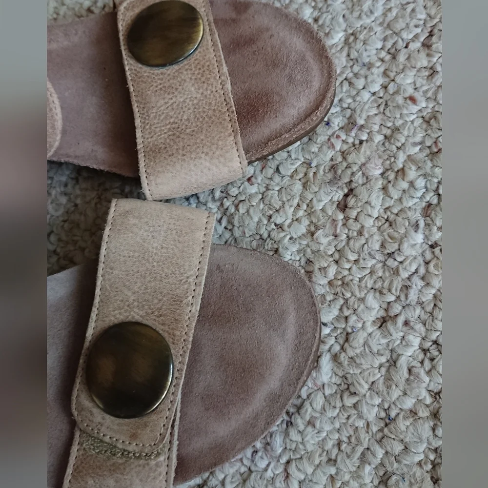 Taos Footwear the Carousel 3 Leather Ornamented Wedge Sandals size 8.5
